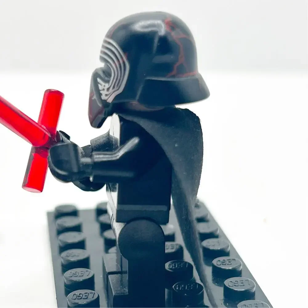 LEGO sw1061 Star Wars Supreme Leader Kylo Ren Cape & Lightsaber - New Condition
